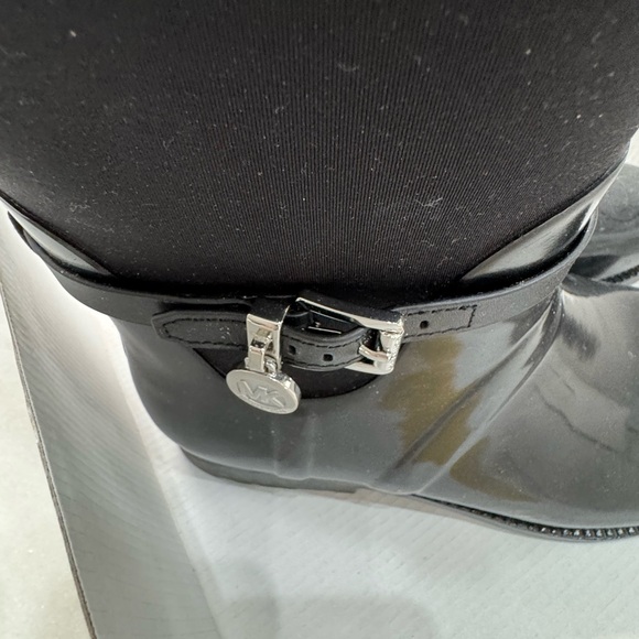 Micheal kors rain boots black rubber with mk locket on side of boots - Picture 3 of 7